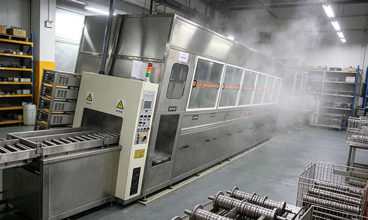 傳統清洗處理不了復雜工件？大型超聲波工業清洗機專治深孔死角殘留